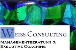 Weiß Consulting Logo vor bunt gemustertem Hintergrund, Text: "Managementberatung & Executive Coaching".