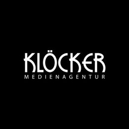 Schwarzes Logo mit dem weißen Text "KLÖCKER MEDIENAGENTUR".