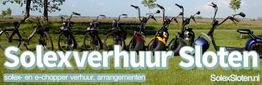 Rij Solex- en e-choppers staan buiten met tekst "Solexverhuur Sloten" op een groene achtergrond.