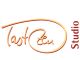 Logo mit Schriftzug "TastCen" in kursiver Schrift, daneben steht vertikal "Studio".