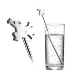 Ein Glas Sprudelwasser mit einem Rührstab, der oben wie ein weißes Pferd gestaltet ist.