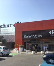 Entrada al supermercado Carrefour Campanar, Valencia, con coches aparcados enfrente.