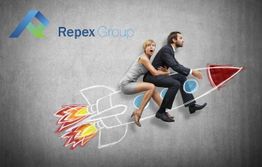 Hombre y mujer dibujados en un cohete despegando, con el logo de Repex Group arriba.