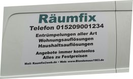 Auf einem Auto steht "Räumfix", mit Telefonnnummer und Dienstleistungen wie Entrümpelungen.