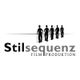 Logo: "Stilsequenz Filmproduktion" mit Silhouetten von fünf Personen mit Hüten und Spazierstöcken.