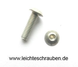 Schraube mit passender Mutter auf weißem Hintergrund, darunter eine Website-Adresse.