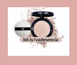 Polvos compactos abiertos con aplicador y fondo rosa salpicado. Enlace: bit.ly/vadesencia