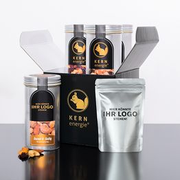 Packung mit Nussdosen und Beutel von "Kernenergie", mit Platz für ein eigenes Logo.
