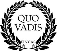 Corona de laurel negra rodeando el texto "QUO VADIS FINCAS" en el centro.