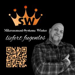QR-Code, Mann mit verschränkten Armen, "SW Mikrozement-Systeme Winter liefert fugenlos" Text.