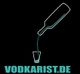 Flasche gießt Flüssigkeit in Glas über schwarzem Hintergrund, Text: "VODKARIST.DE".