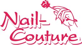 Logo mit dem Text "Nail-Couture" und einer Hand, die eine Rose hält, in Pink gezeichnet.