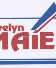 Schriftzug "Evelyn Maier" in Rot und Blau mit geometrischen Linien und Formen.