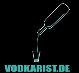 Flasche gießt Flüssigkeit in Glas über schwarzem Hintergrund, Text: "VODKARIST.DE".
