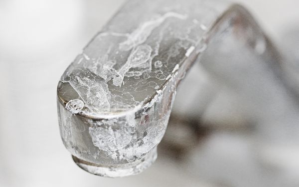 Ein stark verkalkter Wasserhahn in Nahaufnahme. 
