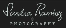 Logo: "Sandra Ramírez Photography" in weißer Schrift auf schwarzem Hintergrund.
