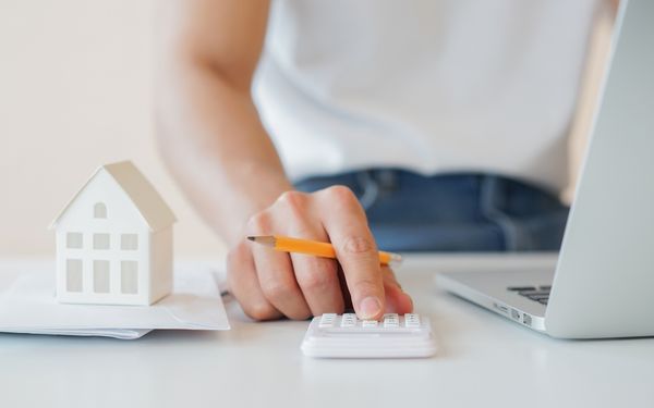 Una persona calcula el alquiler con una calculadora.