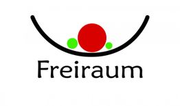 Logo mit dem Wort "Freiraum", zwei grünen und einem roten Punkt in einem bogenförmigen Design.