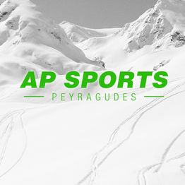 Paysage enneigé pyrénéen avec logo vert "AP Sports Peyragudes". Pistes de ski visibles.