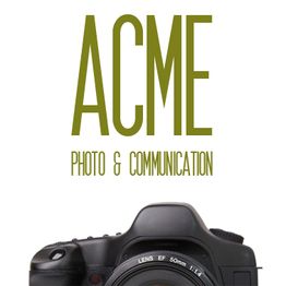 Fotocamera con logo "ACME Photo & Communication" in alto.