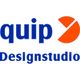 Logo mit blauem Text "quip Designstudio" und einem orangefarbenen, kreisförmigen Symbol.