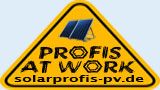 Gelbes Dreiecksschild mit Solarmodul, Text: "Profis at Work, solarprofis-pv.de".