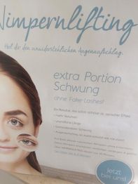 Werbung für Wimpernlifting mit Bild eines Frauenauges; Text verspricht mehr Schwung und Volumen.