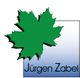 Grünes Ahornblatt auf blauem Hintergrund, darunter der Name "Jürgen Zabel" in schwarzer Schrift.