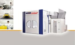 Lackierkabine Oma Luxia 700 mit Arbeitern, die ein Auto polieren und lackieren.