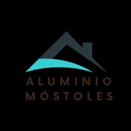 Logotipo de Aluminio Móstoles con diseño de techo en negro y azul sobre fondo negro.
