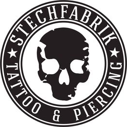 Schwarz-weißes Logo mit Totenkopf, umgeben von "Stechfabrik Tattoo & Piercing" in Kreisform.
