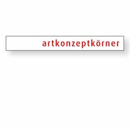 Weißes Logo mit rotem Text „artkonzeptkörner“.