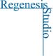 Logo mit blauer Schrift: „Regenesis Studio“, horizontal und vertikal geschrieben.
