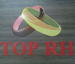 Dois anéis entrelaçados sobre fundo de madeira com as palavras "TOP RH" em vermelho.