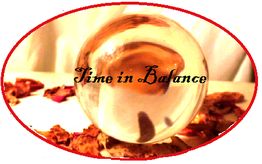 Kugel auf Blütenblättern mit der Aufschrift "Time in Balance" vor einem weißen Hintergrund.