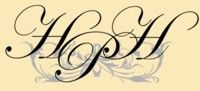 Verzierte Buchstaben "HPH" in schwarzer Kalligraphie auf beigem Hintergrund.