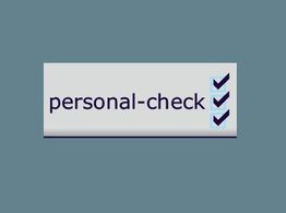 "Text 'personal-check' mit drei blauen Häkchen auf grauem Hintergrund."