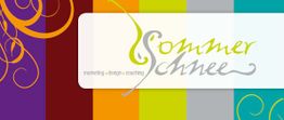 Bunt gestreiftes Design mit dem Schriftzug "Sommerschnee", Marketing, Design, Coaching.