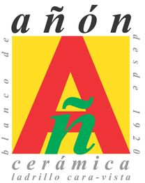 Logotipo de "Añón cerámica", con letras grandes A y ñ en amarillo, rojo y verde.