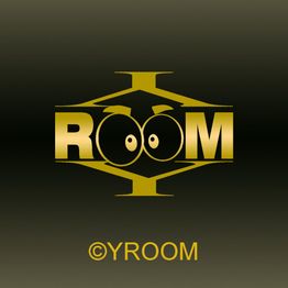 Logotipo dorado de "ROOM" con ojos en las letras O sobre un fondo negro. ©YROOM.