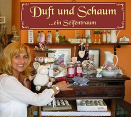 Frau vor einem Regal mit Seifen und Dekorationen. Oben steht „Duft und Schaum ...ein Seifentraum“.