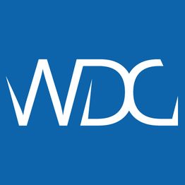 Weißes "WDC"-Logo auf blauem Hintergrund.