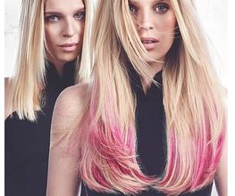 Zwei Frauen mit langen, glatten blonden Haaren; eine mit rosa Spitzen. Great Lengths-Logo unten.