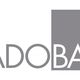 Het logo van Vadobag met grijze letters en een grafisch ontwerp van een gestileerde 'V'.