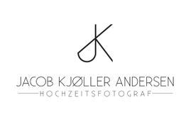 Logo mit Initialen "J K" und Text "Jacob Kjoller Andersen - Hochzeitsfotograf".