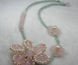 Modernes Perlencollier mit Edelsteinen