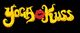 Gelbe Schrift "Yoga Kuss" auf Schwarz, das "o" ist ein roter Kussmund.