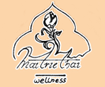 Logo mit Blume, Schriftzug "Khaitre Thai Wellness" auf beigem Hintergrund.
