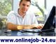 Ein Mann am Laptop, sitzt in einem hellen Raum. Text: www.onlinejob-24.eu.