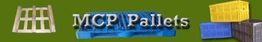 Texto "MCP Pallets" com imagens de paletes de diferentes cores sobre fundo verde.